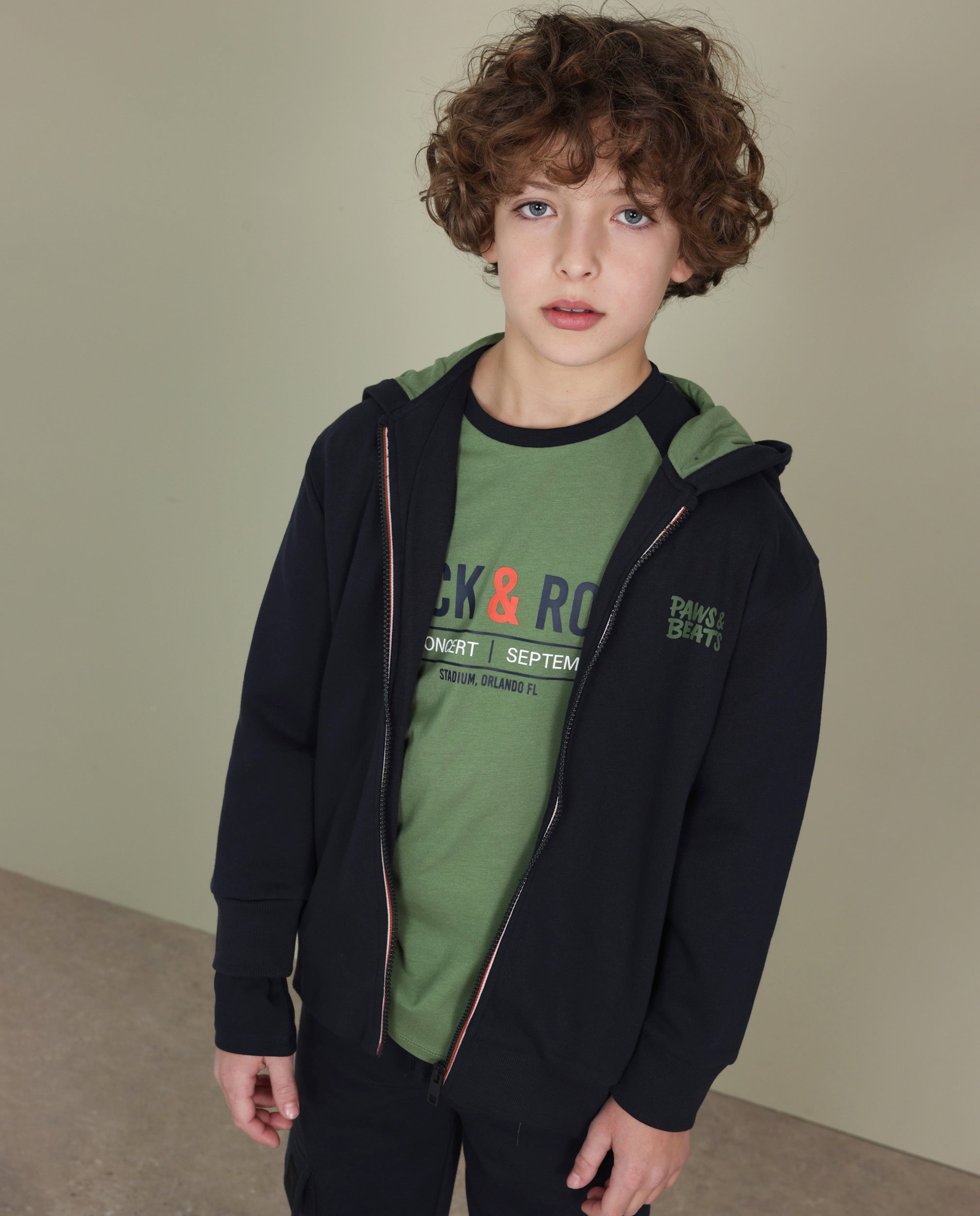 Sudadera de niño de felpa con capucha y estampado en la espalda