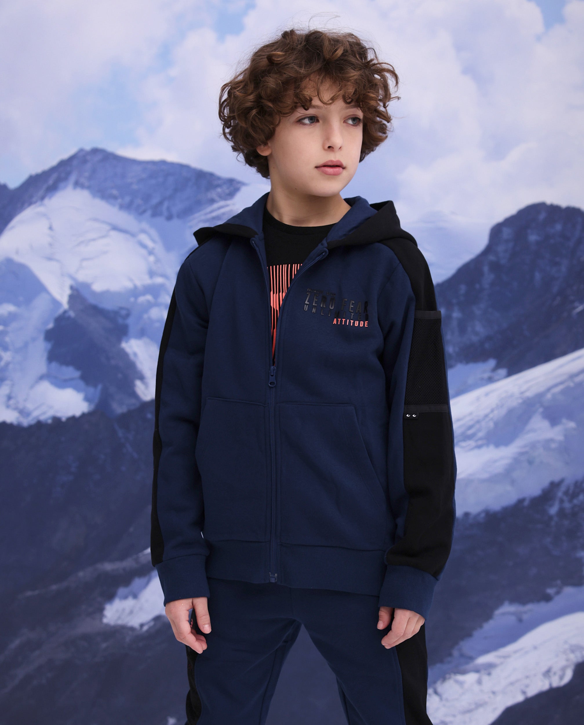 Sudadera de niño de felpa con capucha y detalles en negro
