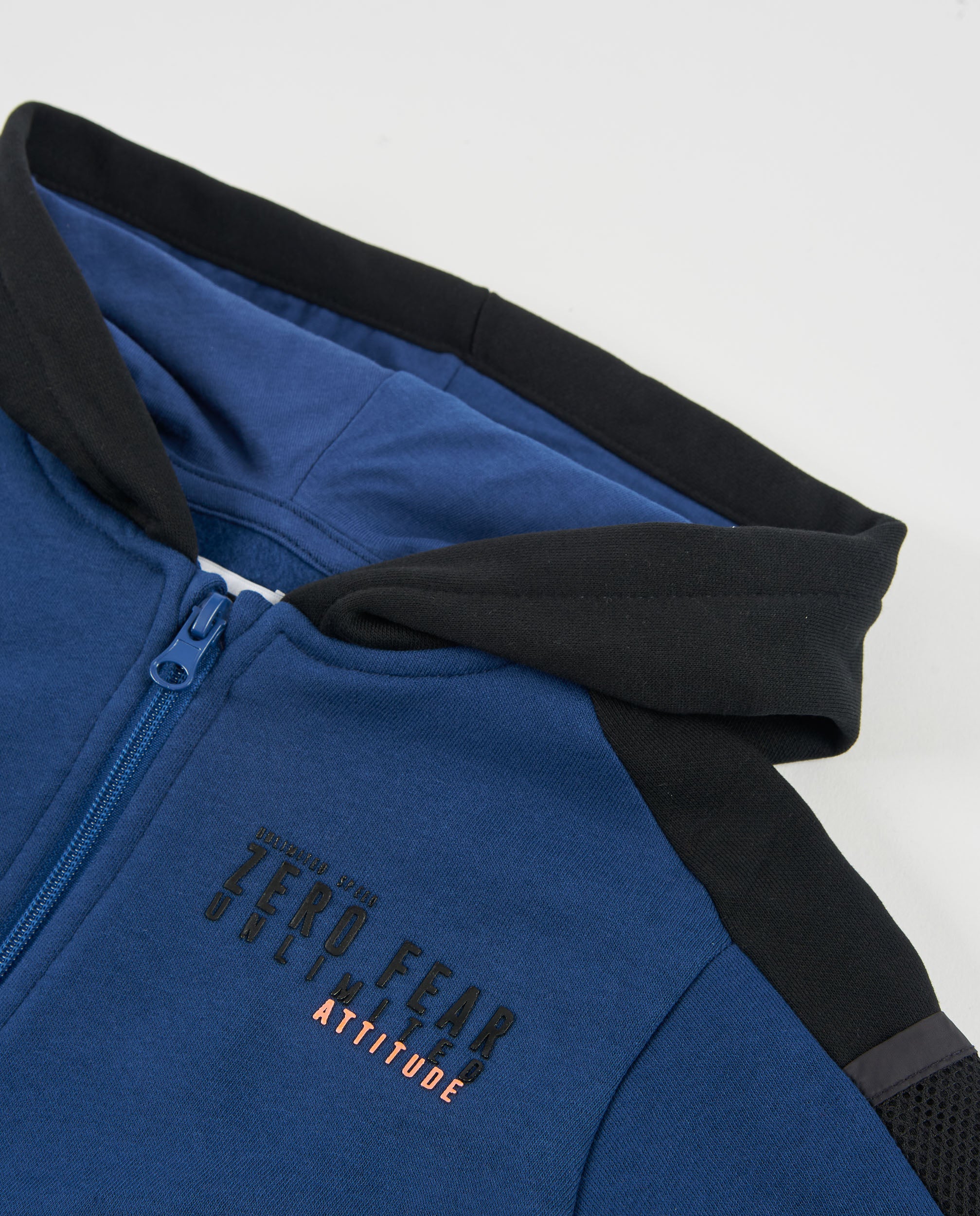 Sudadera de niño de felpa con capucha y detalles en negro