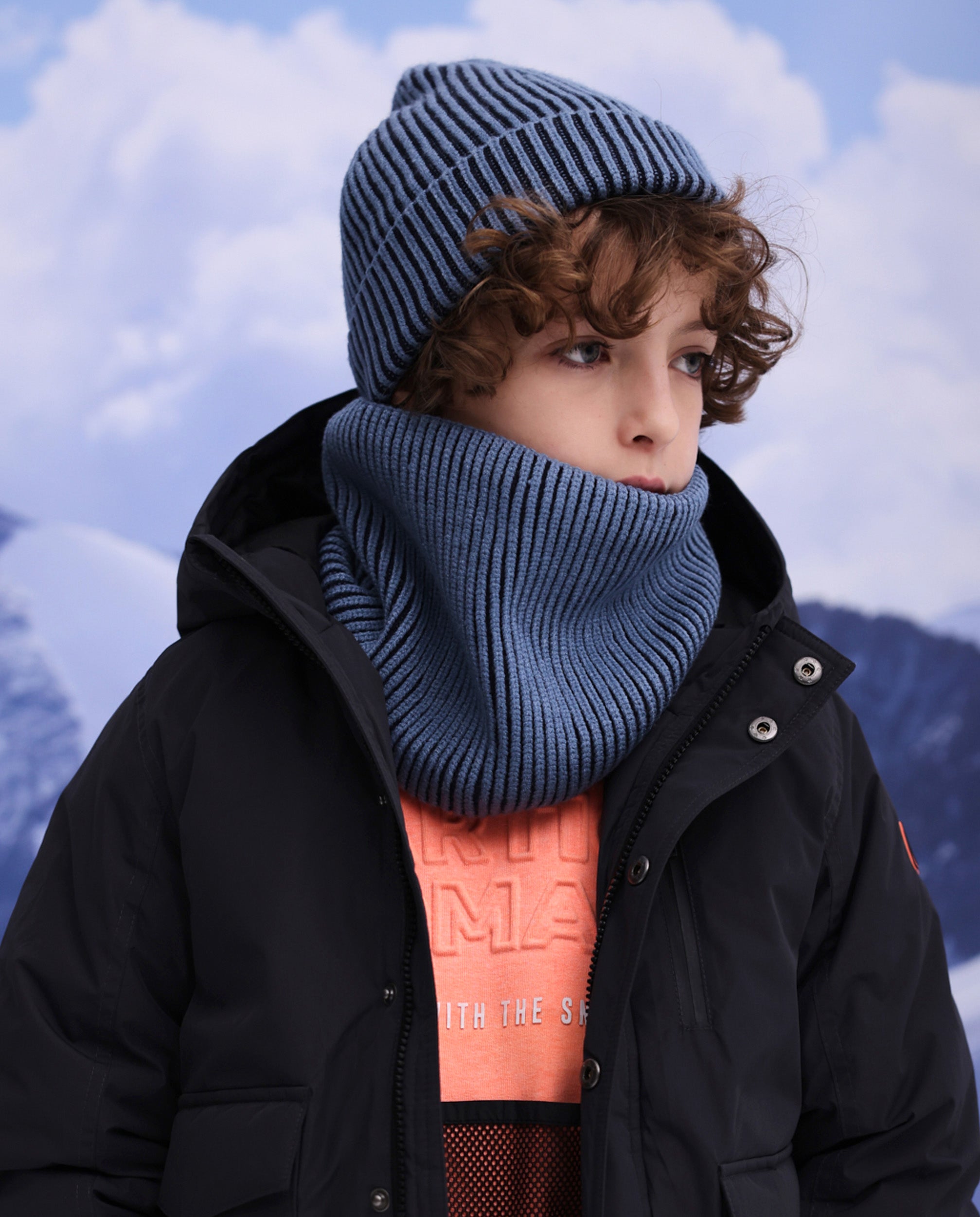 Conjunto de niño de tricot con gorro acanalado y braga de cuello