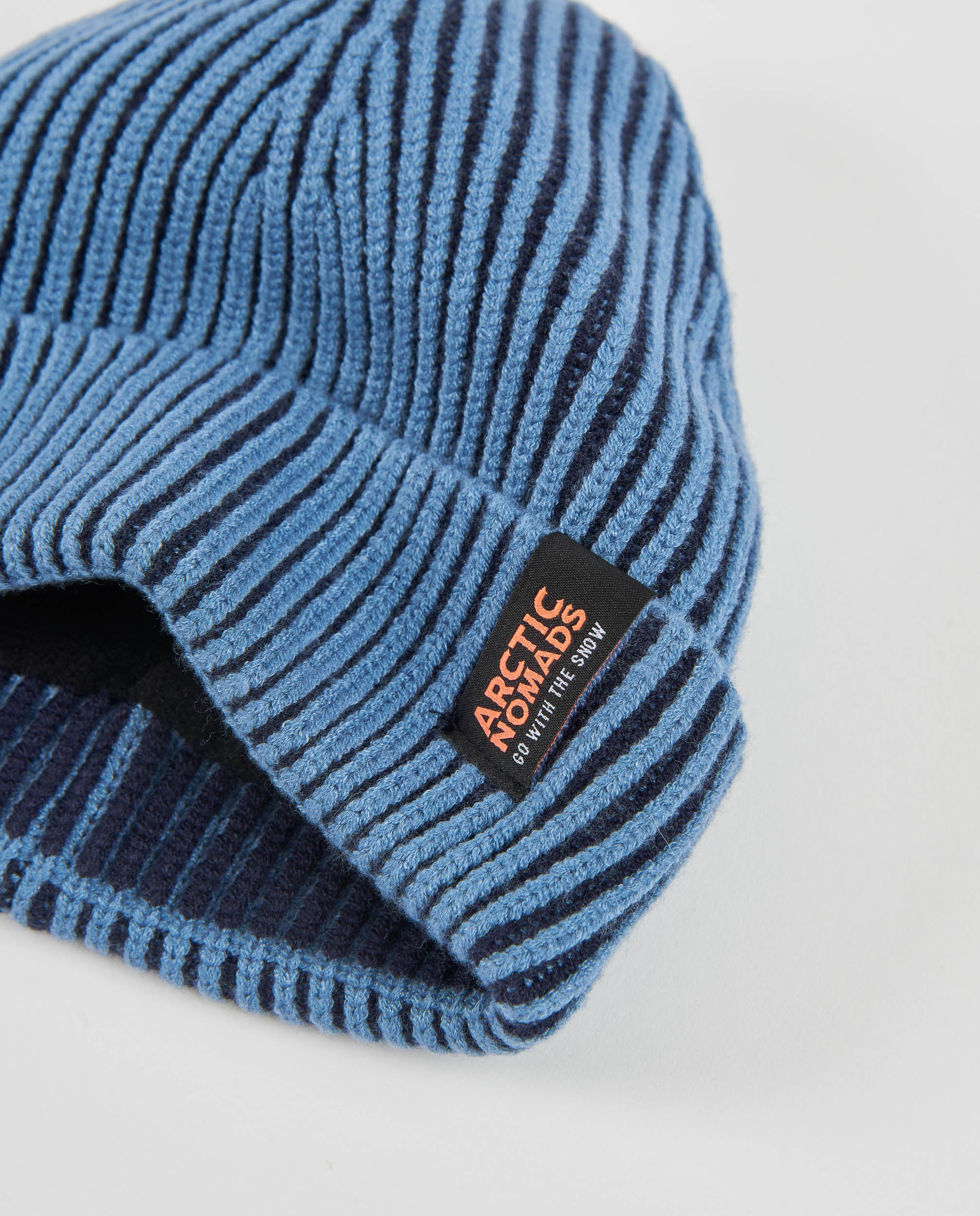 Conjunto de niño de tricot con gorro acanalado y braga de cuello