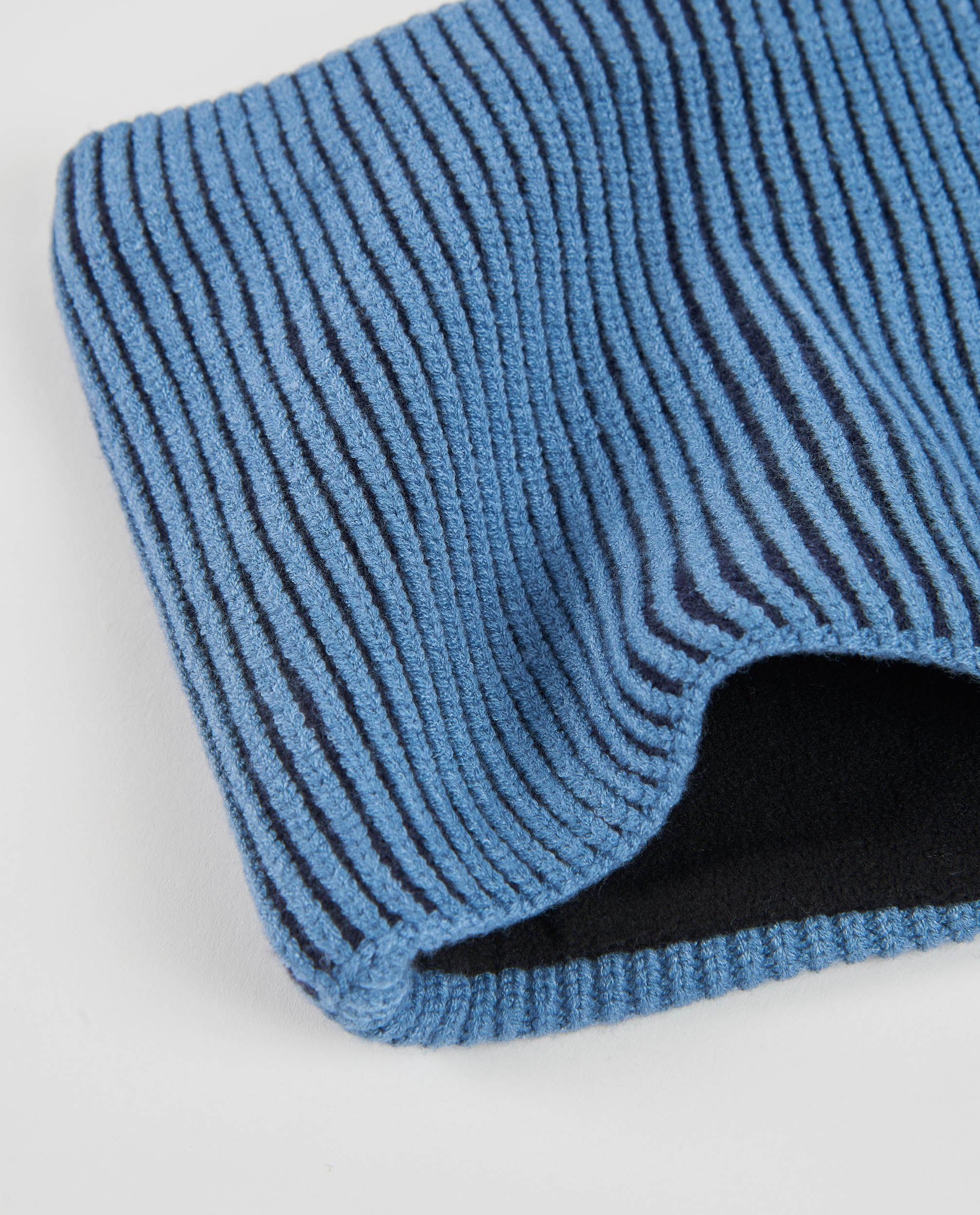 Conjunto de niño de tricot con gorro acanalado y braga de cuello