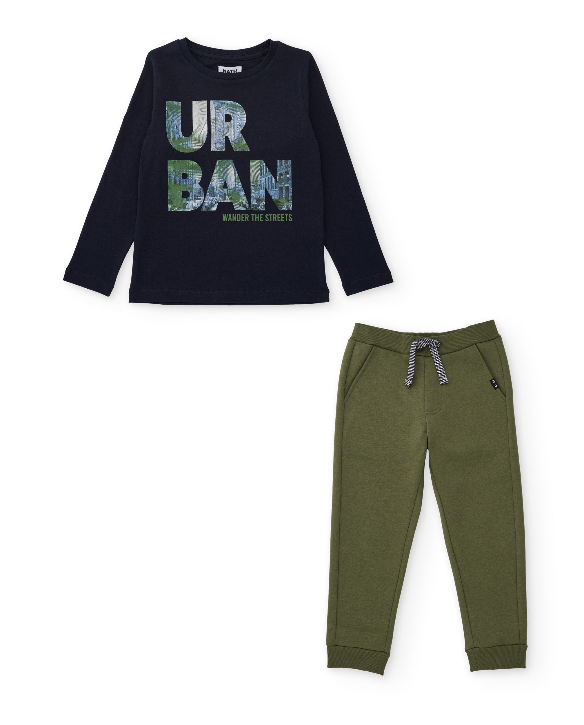 Conjunto de niño de punto con camiseta de serigrafía urbana y pantalón