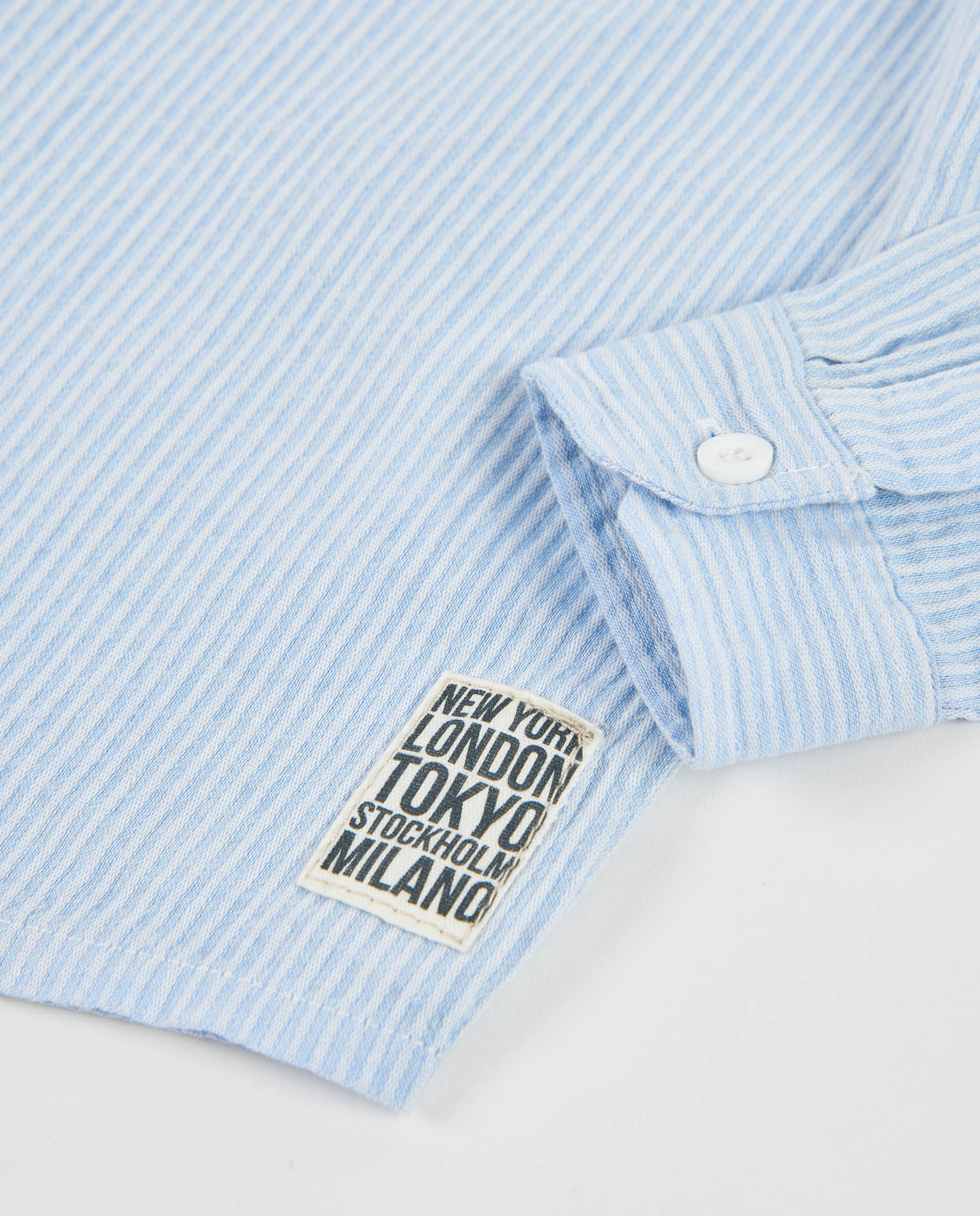 Camisa de niño de algodón con rayas finas y bolsillo frontal
