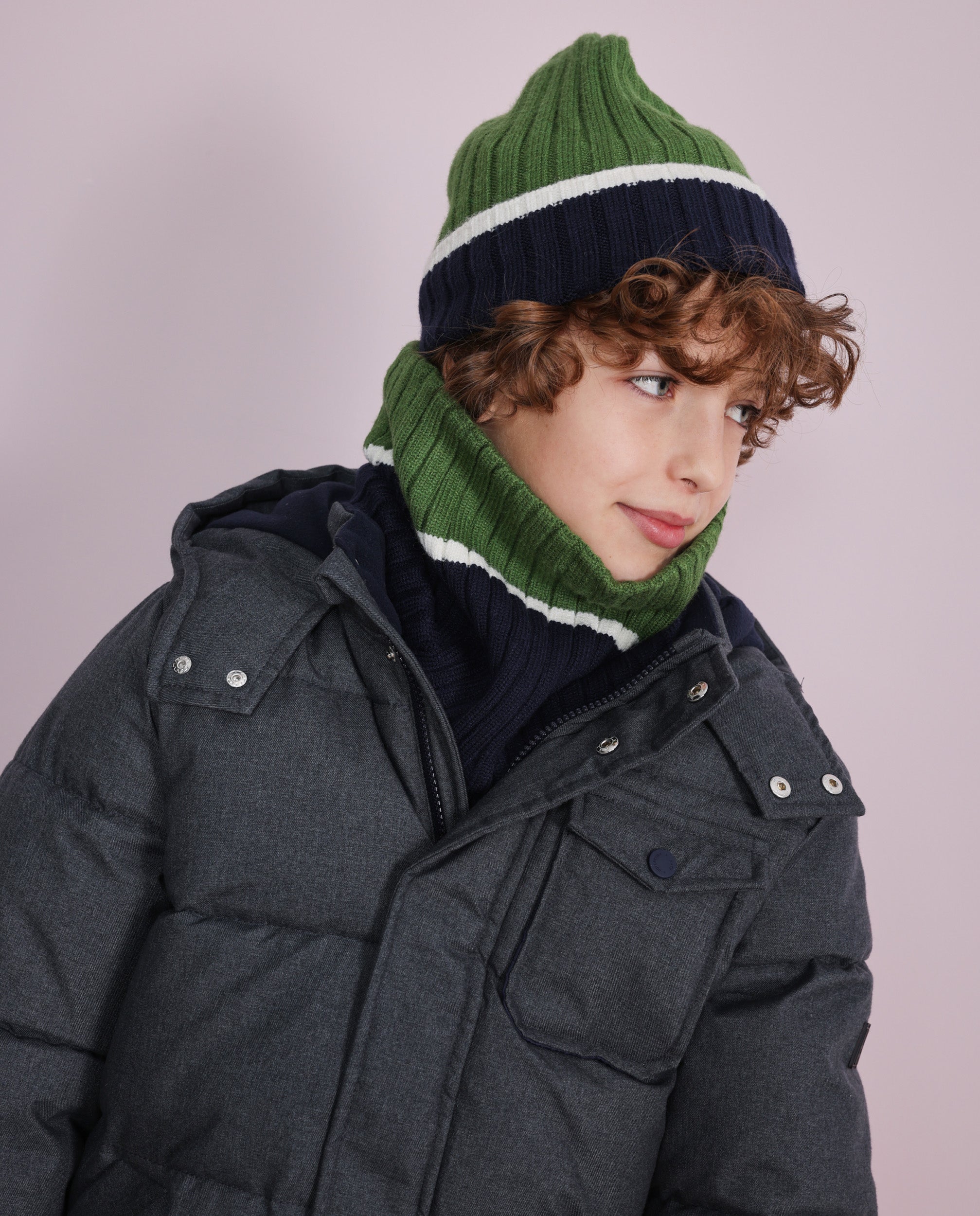 Conjunto de niño de tricot con gorro y braga de cuello de rayas bicolor