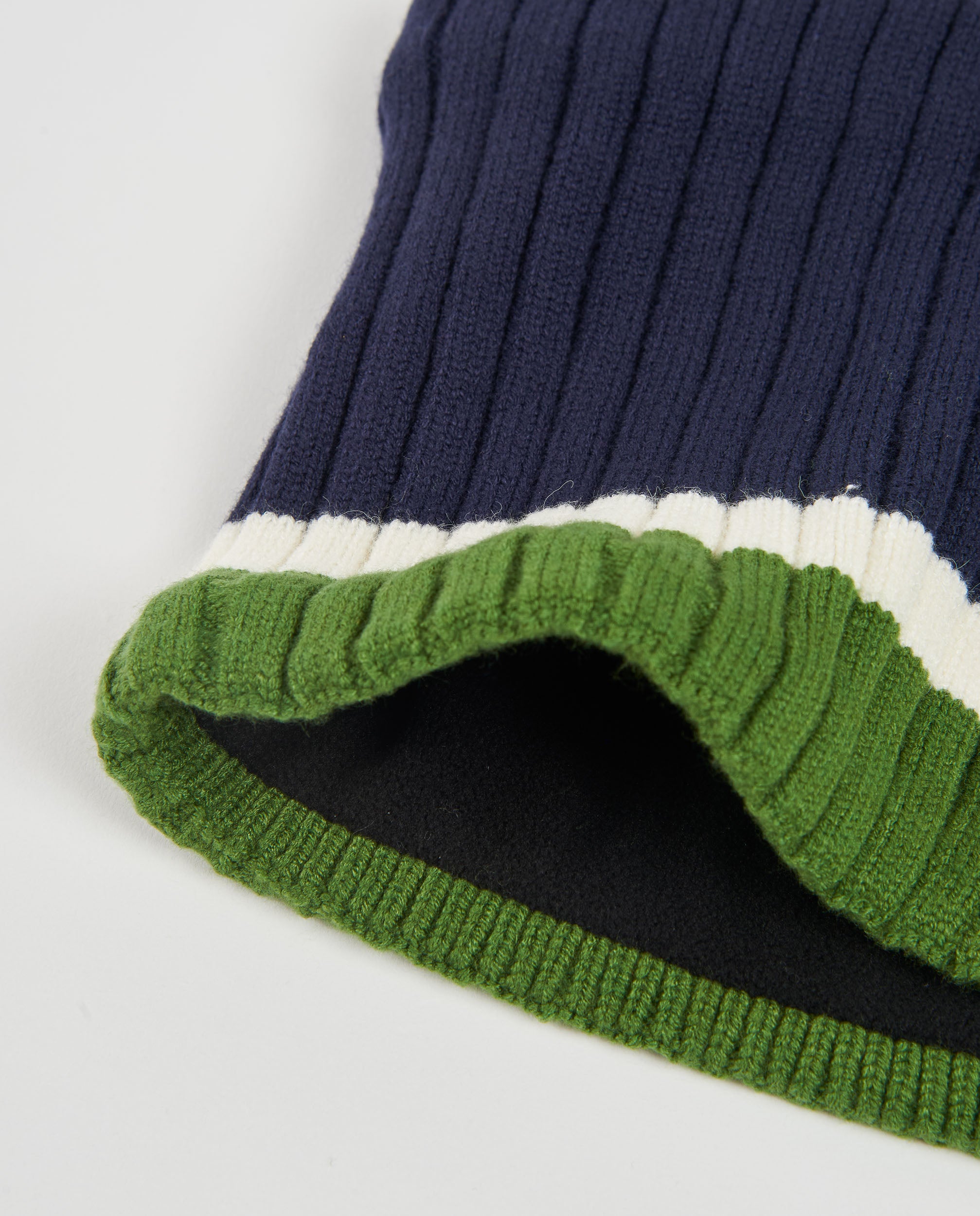 Conjunto de niño de tricot con gorro y braga de cuello de rayas bicolor