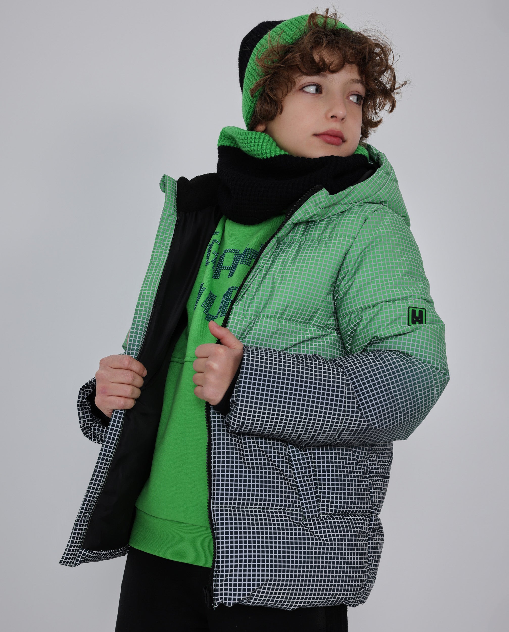 Abrigo de niño acolchado con estampado geométrico