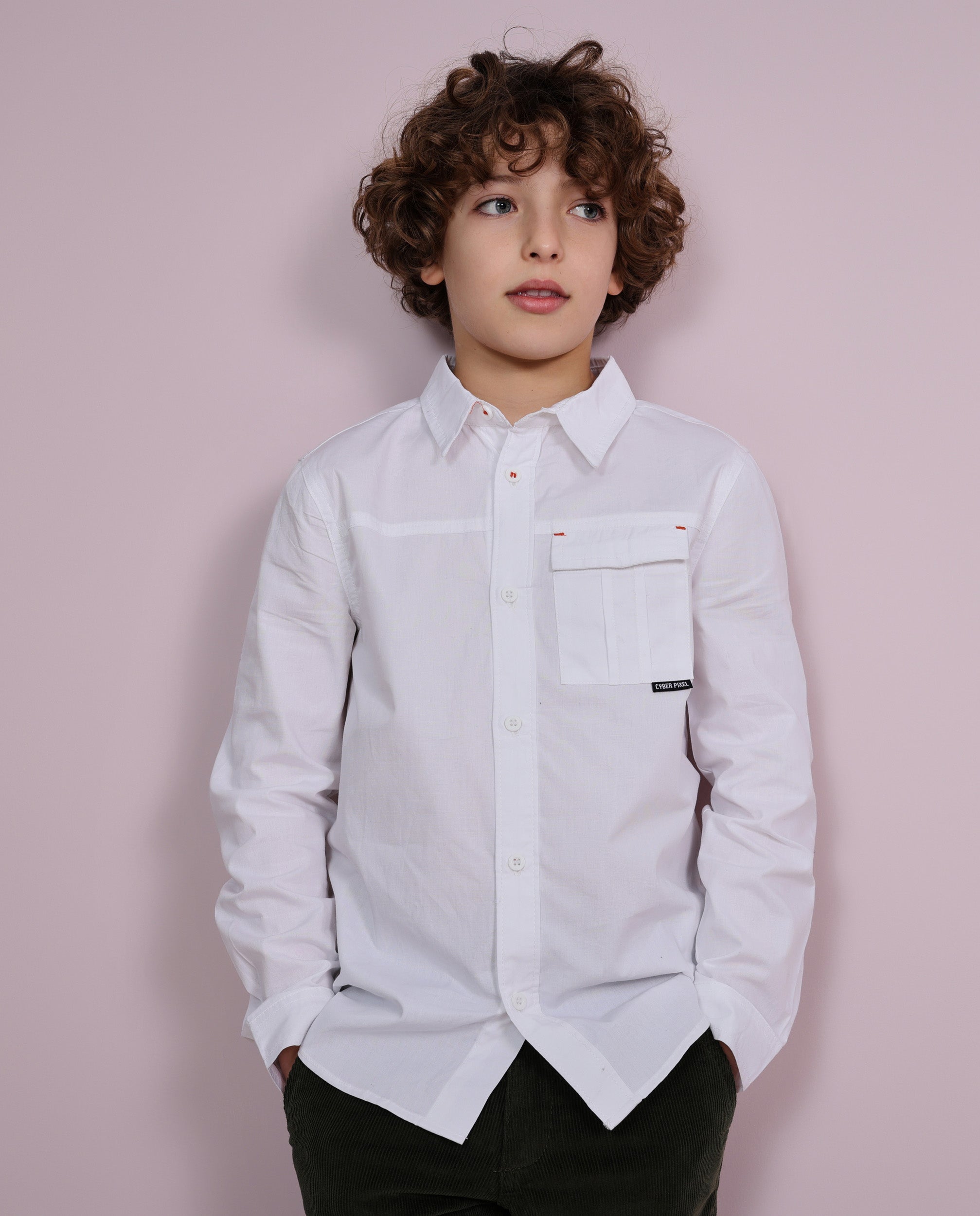 Camisa de niño de algodón con bolsillo frontal y corte clásico
