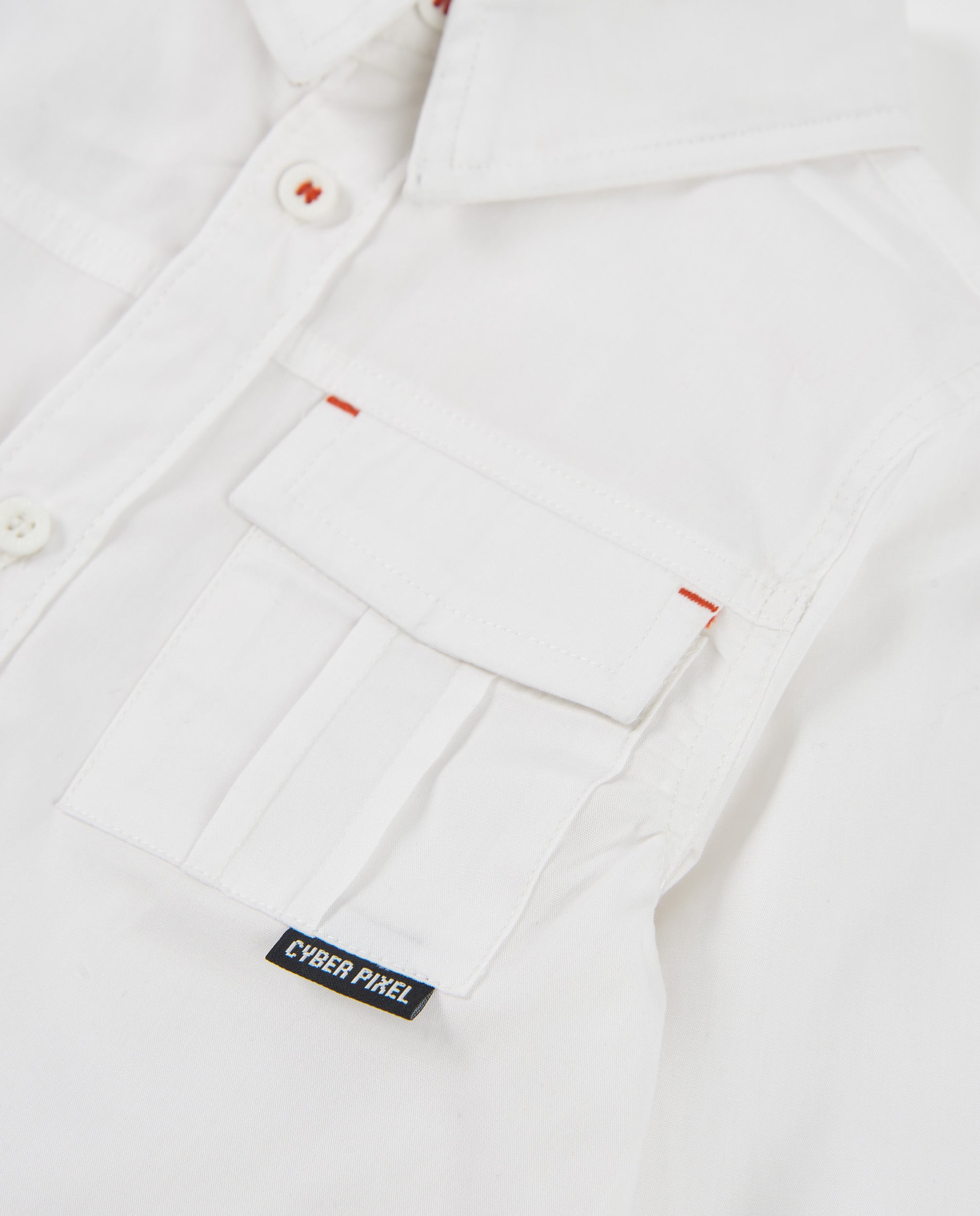 Camisa de niño de algodón con bolsillo frontal y corte clásico
