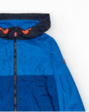 Cazadora para niño en azul con capucha y detalles a contraste.
