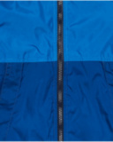 Cazadora para niño en azul con capucha y detalles a contraste.