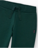 Pantalón jogger para niño color verde oscuro con cordón ajustable