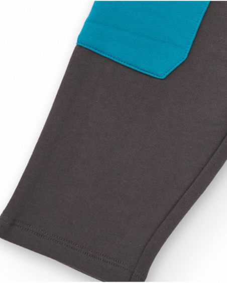Long fleece trousers for boy in grey with decorative blue pocket