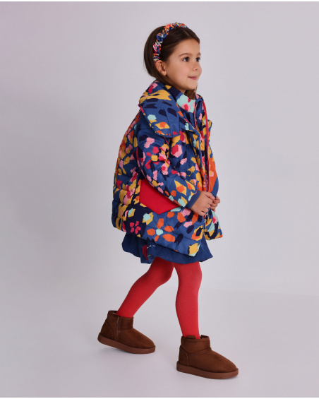 Girls' padded coat with multicolor print and heart-shaped pockets.