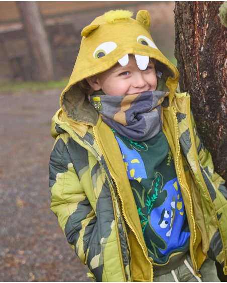 Padded jacket for boys with camouflage print in green tones and integrated hood.