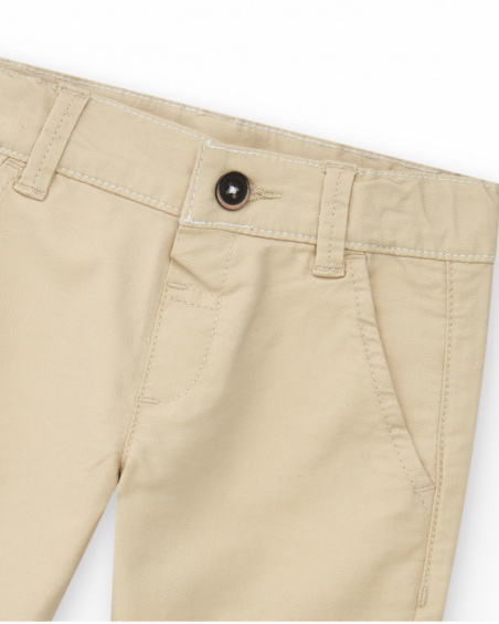 Pantalón largo beige para niño con bolsillos y dobladillo