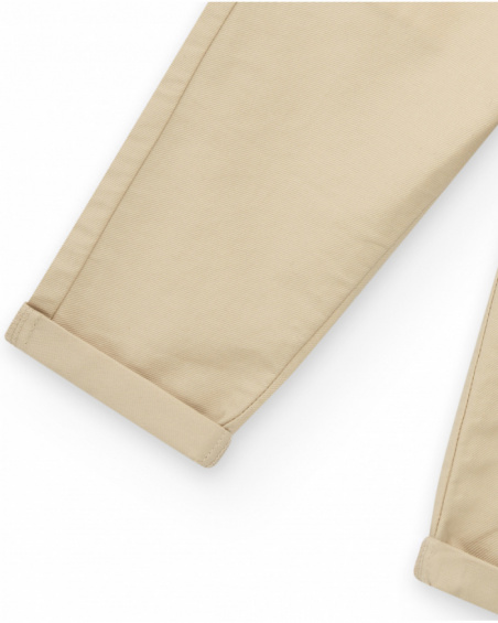 Pantalón largo beige para niño con bolsillos y dobladillo