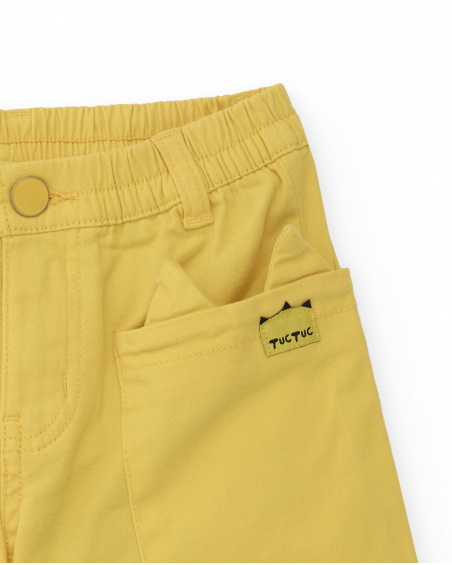 Bermuda para niño en color mostaza con bolsillos grandes