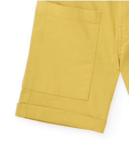 Bermuda para niño en color mostaza con bolsillos grandes