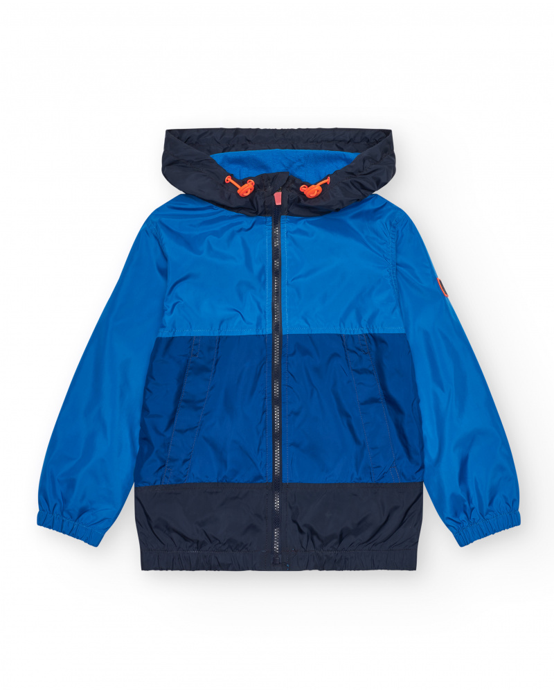 Cazadora para niño en azul con capucha y detalles a contraste.