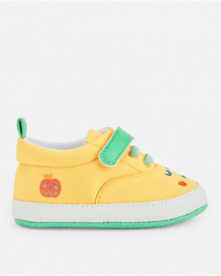 Baby sneakers in yellow with green details and embroidered face