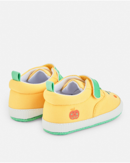 Baby sneakers in yellow with green details and embroidered face