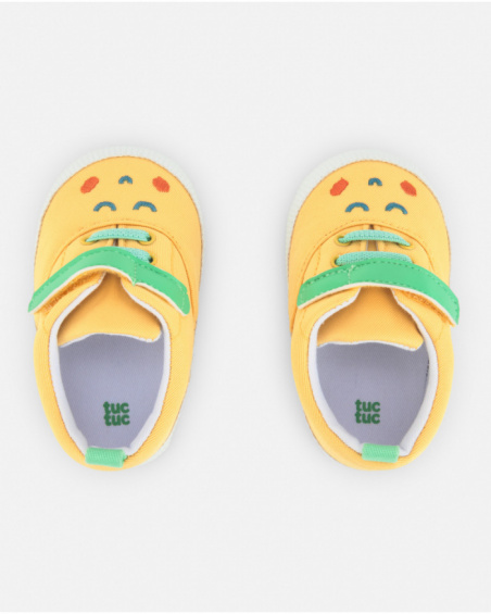 Baby sneakers in yellow with green details and embroidered face