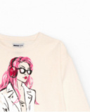 Off-white long-sleeve t-shirt for girls with girl and headphones illustration Off-white long-sleeve t-shirt for girls with girl and headphones illustration
