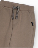 Pantalón jogger color topo para niño con cintura elástica Pantalón jogger color topo para niño con cintura elástica