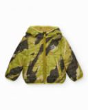 Padded jacket for boys with camouflage print in green tones and integrated hood. Padded jacket for boys with camouflage print in green tones and integrated hood.