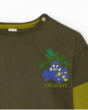 Long-sleeved T-shirt for boys in olive green with creature print and double-sleeve effect. Long-sleeved T-shirt for boys in olive green with creature print and double-sleeve effect.