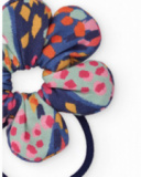 Flower-shaped hair tie for girls with blue-toned print. Flower-shaped hair tie for girls with blue-toned print.
