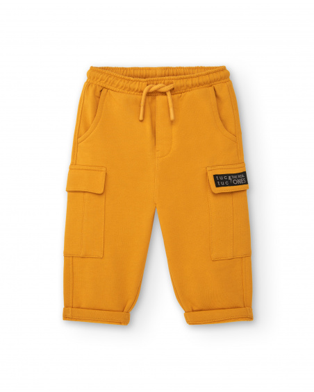Pantalón para niño en color mostaza con bolsillos cargo Pantalón para niño en color mostaza con bolsillos cargo