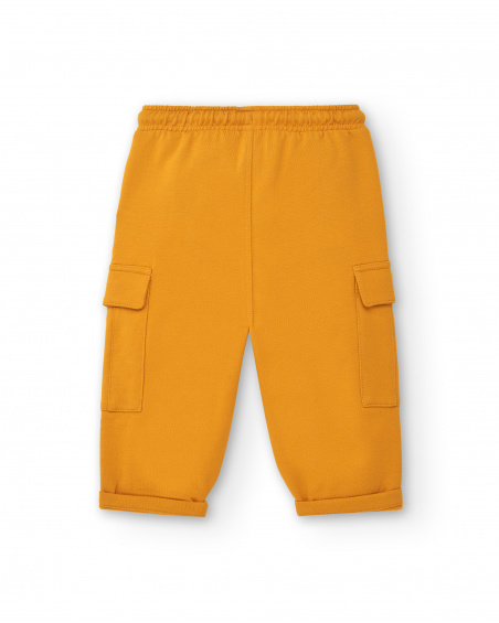 Pantalón para niño en color mostaza con bolsillos cargo Pantalón para niño en color mostaza con bolsillos cargo