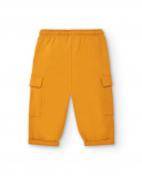 Pantalón para niño en color mostaza con bolsillos cargo Pantalón para niño en color mostaza con bolsillos cargo