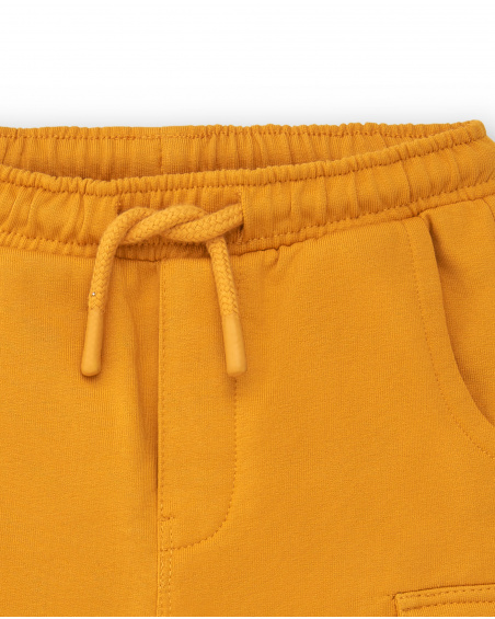 Pantalón para niño en color mostaza con bolsillos cargo Pantalón para niño en color mostaza con bolsillos cargo