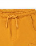 Pantalón para niño en color mostaza con bolsillos cargo Pantalón para niño en color mostaza con bolsillos cargo