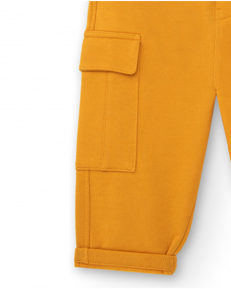 Pantalón para niño en color mostaza con bolsillos cargo Pantalón para niño en color mostaza con bolsillos cargo