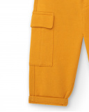 Pantalón para niño en color mostaza con bolsillos cargo Pantalón para niño en color mostaza con bolsillos cargo