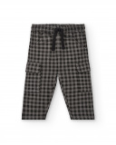 Pantalón felpa niño en negro con estampado de cuadros colección Pantalón felpa niño en negro con estampado de cuadros colección
