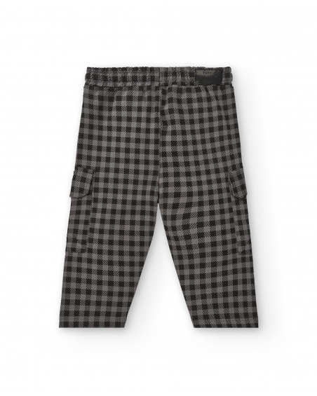 Pantalón felpa niño en negro con estampado de cuadros colección Pantalón felpa niño en negro con estampado de cuadros colección