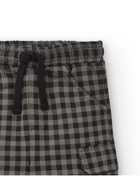 Pantalón felpa niño en negro con estampado de cuadros colección Pantalón felpa niño en negro con estampado de cuadros colección