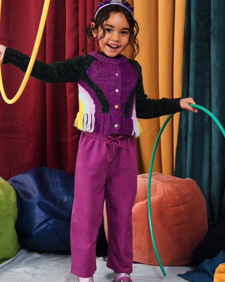 Pantalón para niña en color fucsia con lazo decorativo Pantalón para niña en color fucsia con lazo decorativo