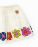 Falda blanca para niña con detalles en crochet multicolor Falda blanca para niña con detalles en crochet multicolor