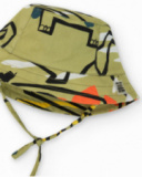 Gorro caqui para niño con estampado en tonos verdes y tiras Gorro caqui para niño con estampado en tonos verdes y tiras