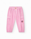 Pantalón cargo para niña en rosa con bolsillos y puños elásticos Pantalón cargo para niña en rosa con bolsillos y puños elásticos