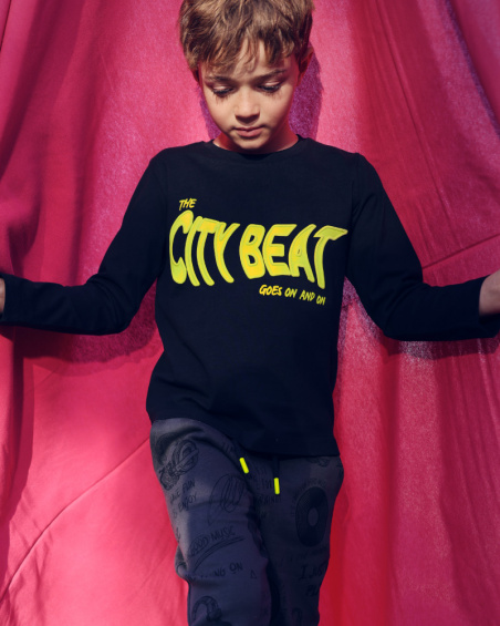 Camiseta negra con mensaje "The City Beat" para niño de la