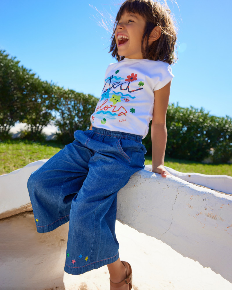 Pantalón para niña en denim azul con estrellas bordadas