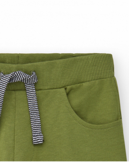 Bermudas para niño en verde oliva con cintura ajustable y Bermudas para niño en verde oliva con cintura ajustable y