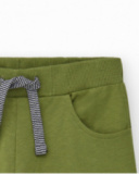 Bermudas para niño en verde oliva con cintura ajustable y Bermudas para niño en verde oliva con cintura ajustable y